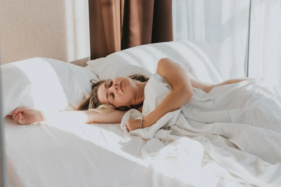 Ilustrasi seseorang yang merasa jatuh saat tidur akibat hypnic jerk