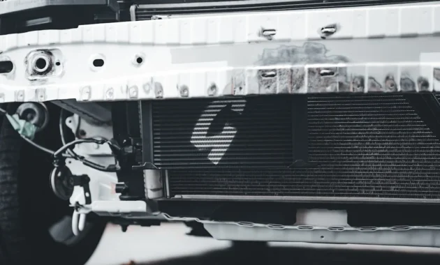 Mekanik sedang mempraktikkan cara memperbaiki kipas radiator mobil mati