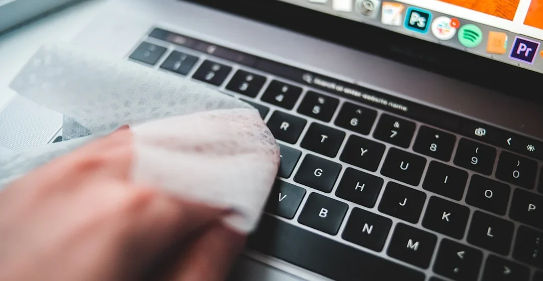 Cara membersihkan keyboard laptop agar tetap awet