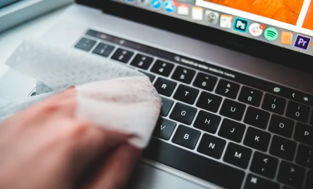 Cara membersihkan keyboard laptop agar tetap awet