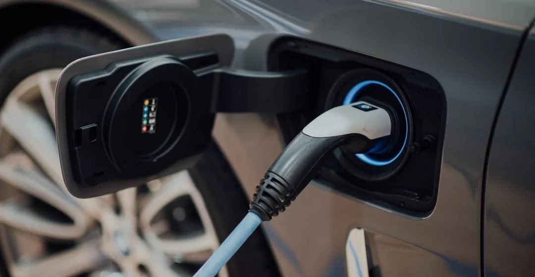 Mobil listrik di-charge semalaman