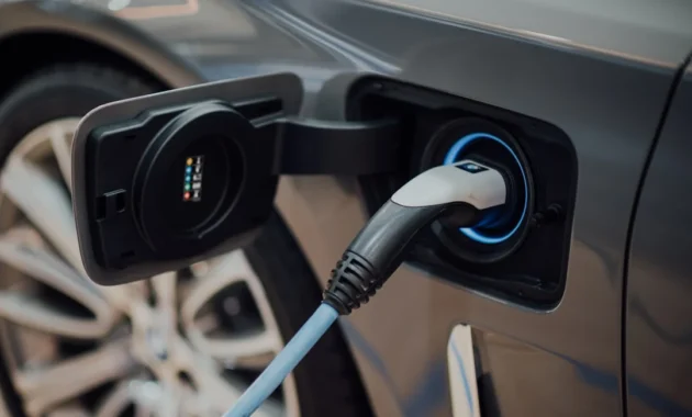 Mobil listrik di-charge semalaman