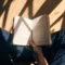 Kebiasaan membaca buku yang mengubah cara pandang dunia