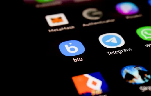 Bahaya aplikasi bajakan saat diunduh